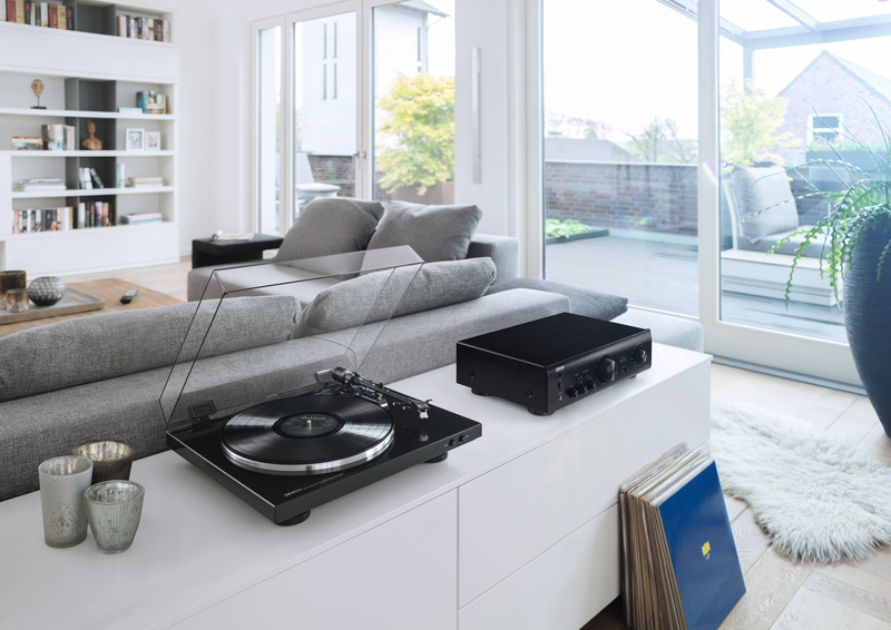Denon_DP-300F_Noir_Lifestyle 1